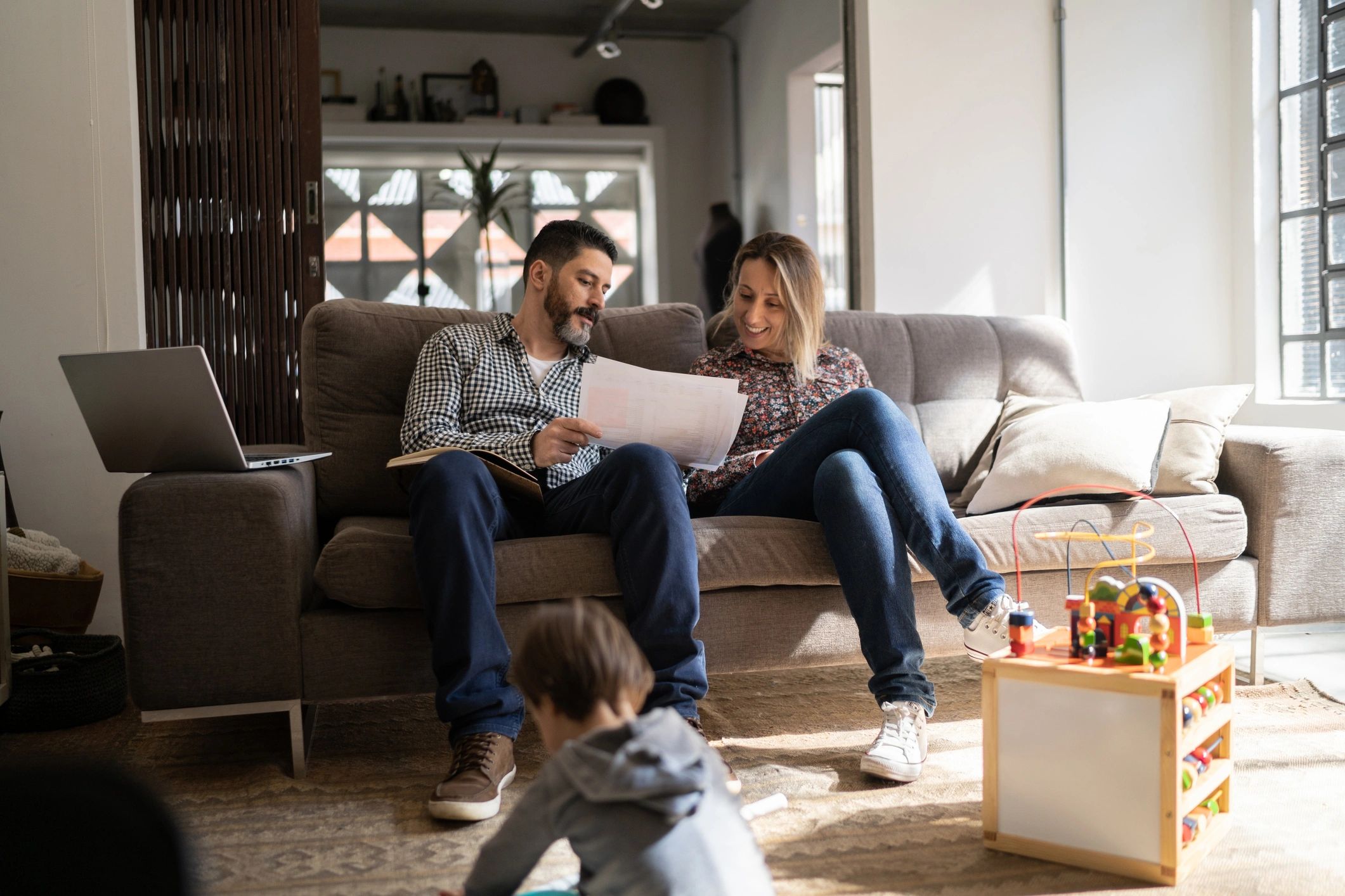 Familia organizando sus finanzas en casa