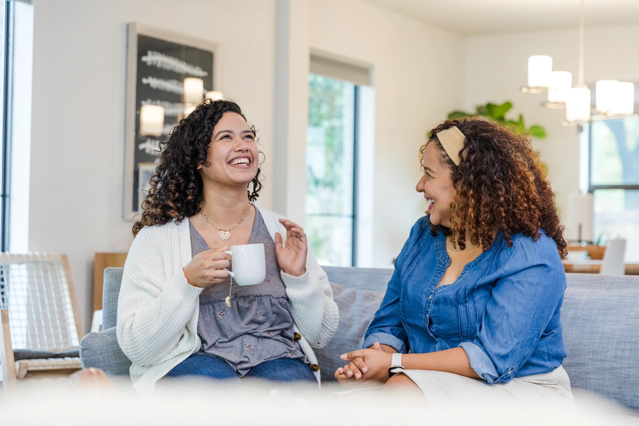 Conversación cercana entre familiares sobre dinero